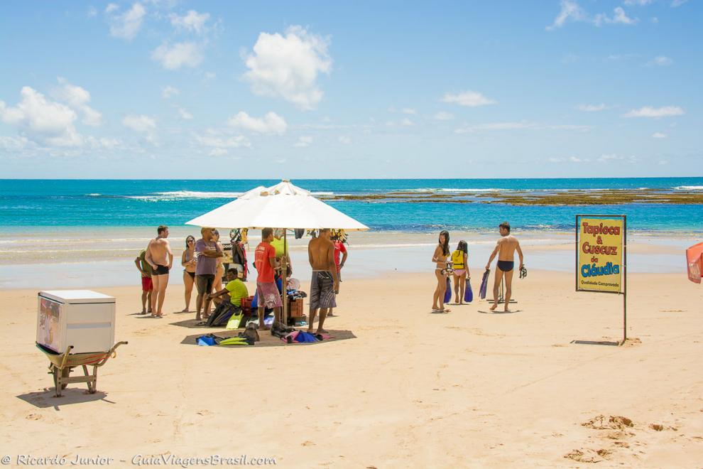 Imagem de pessoas alugando pé de pato na Praia Taipu de Fora.